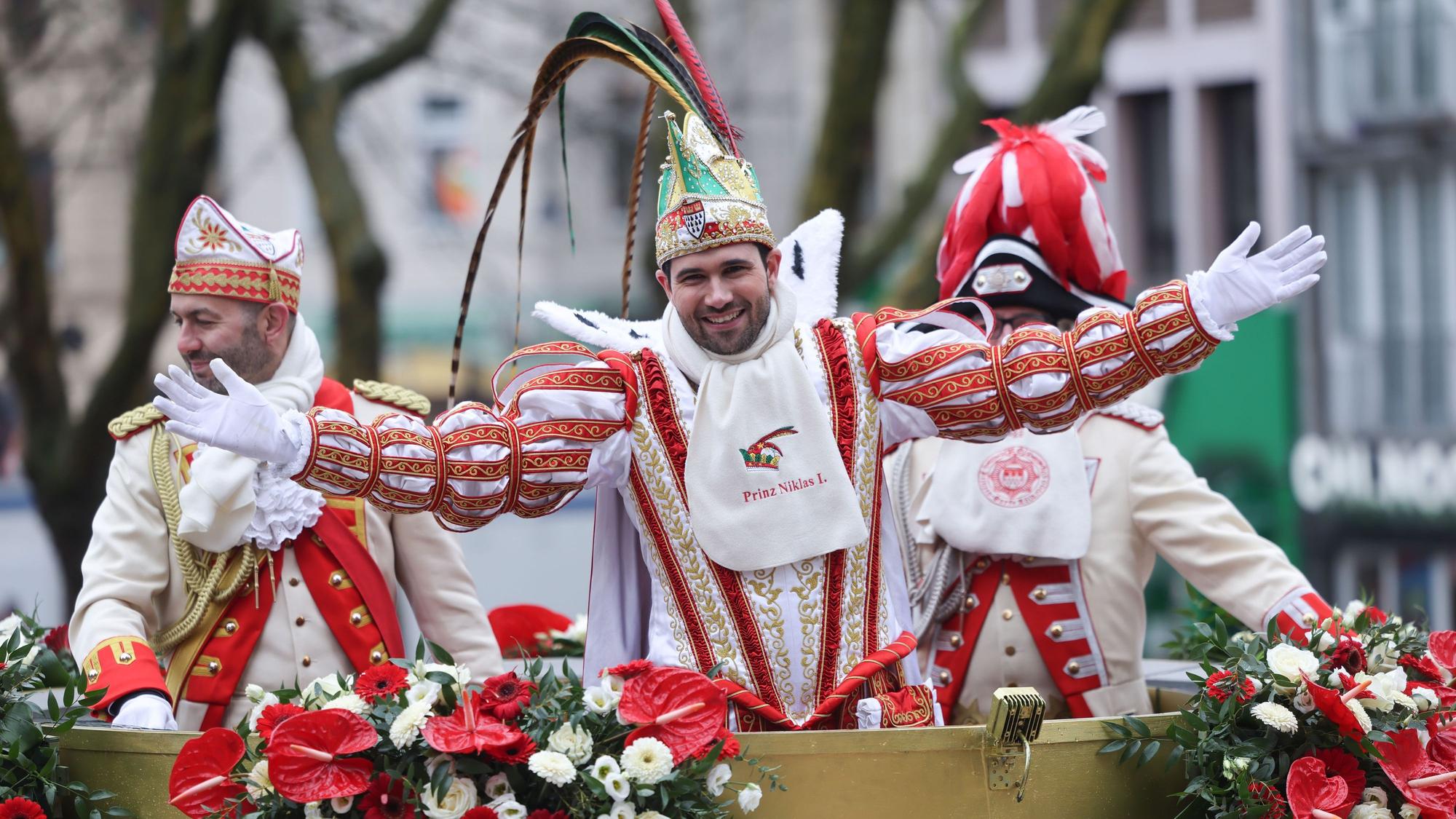 Der Kölner Prinz Karneval 2026 Prinz Niklas I. winkt den Karnevalisten am Straßenrand beim Rosenmontagszug zu.