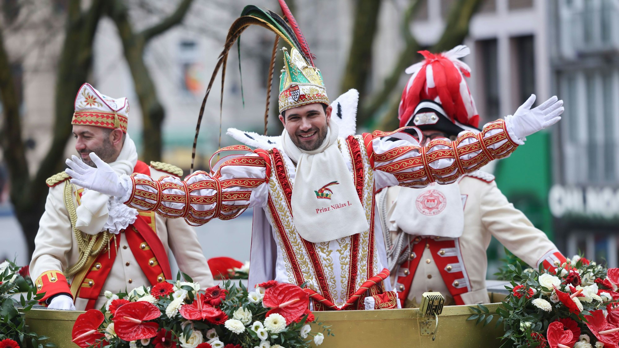 Der Kölner Prinz Karneval 2026 Prinz Niklas I. winkt den Karnevalisten am Straßenrand beim Rosenmontagszug zu.