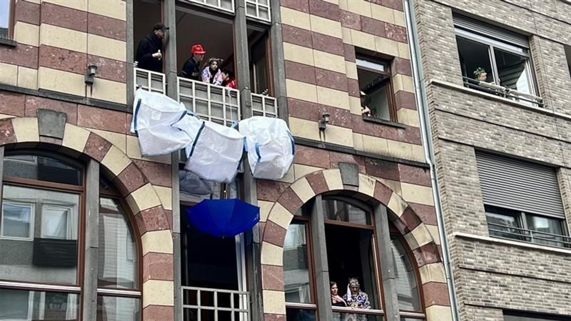 An der Hohe Pforte ist ein Balkon gleich vierfach abgesichert.