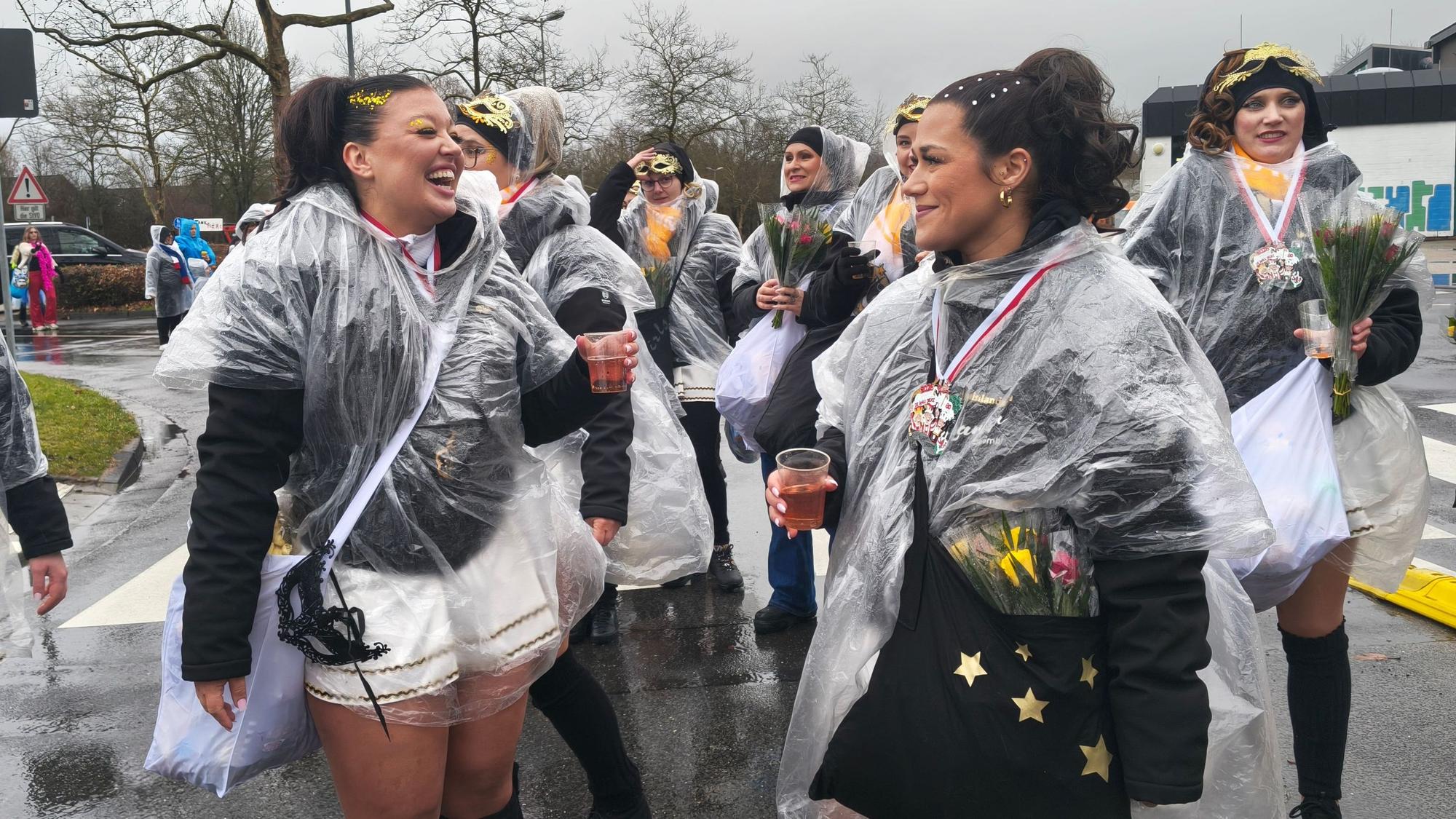 Der Lohmarer Rosenmontagszug: Gute Stimmung trotz Regen bei den TSVL e.V. Rheinlandsternen