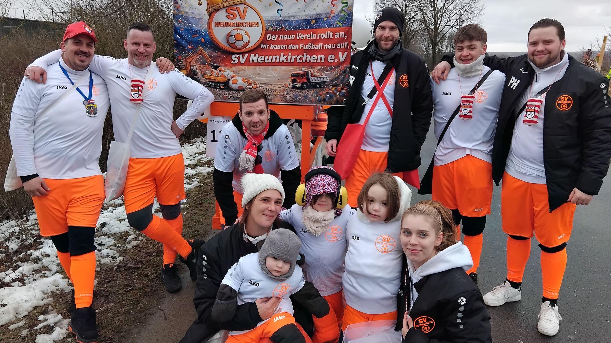 Im Juni gegründet gingen die Fußballer des SV Neunkirchen zum ersten Mal im Rosenmontagszug mit.