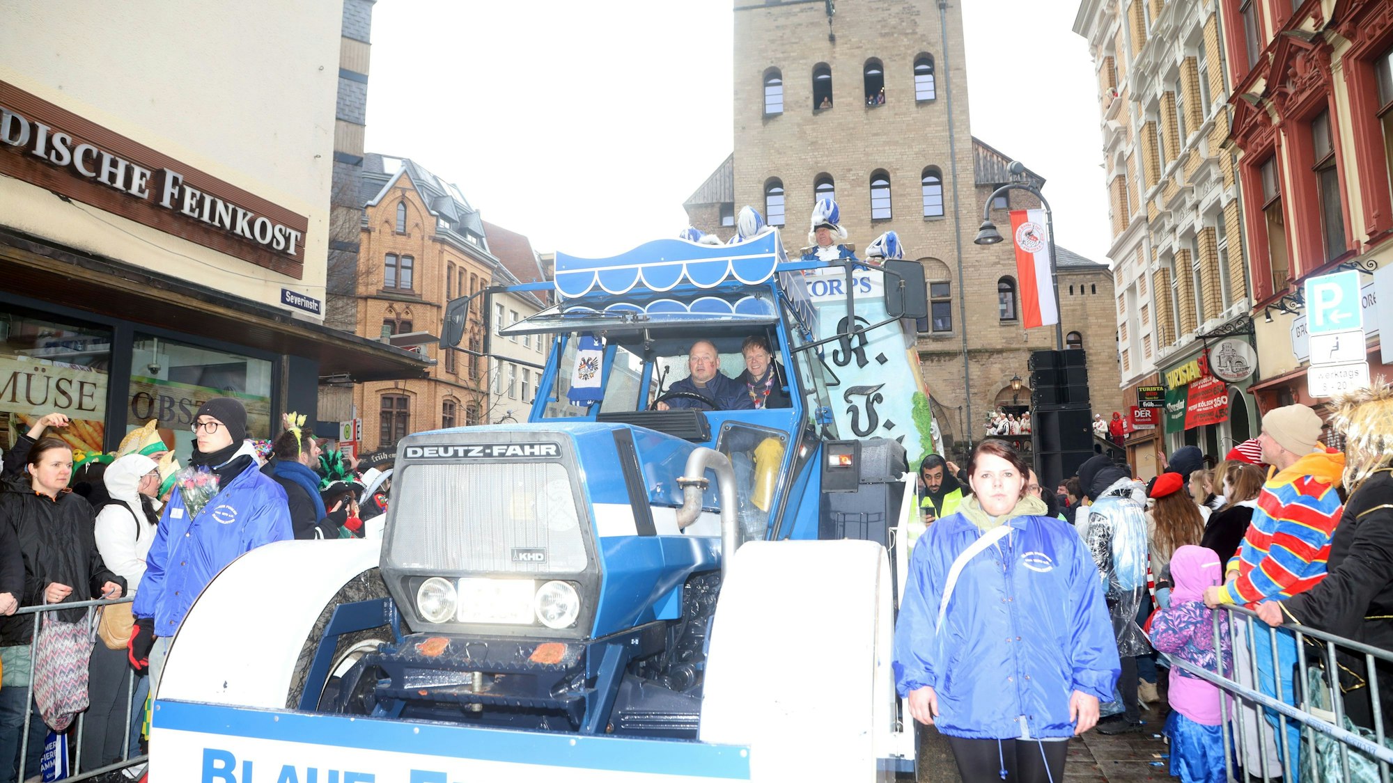 16.02.2026, Köln: Reporter Uli Kreikebaum erlebt den Rosenmontagszug auf einem Traktor der Blauen Funken mit Fahrer Otto Schmidt Foto: Arton Krasniqi