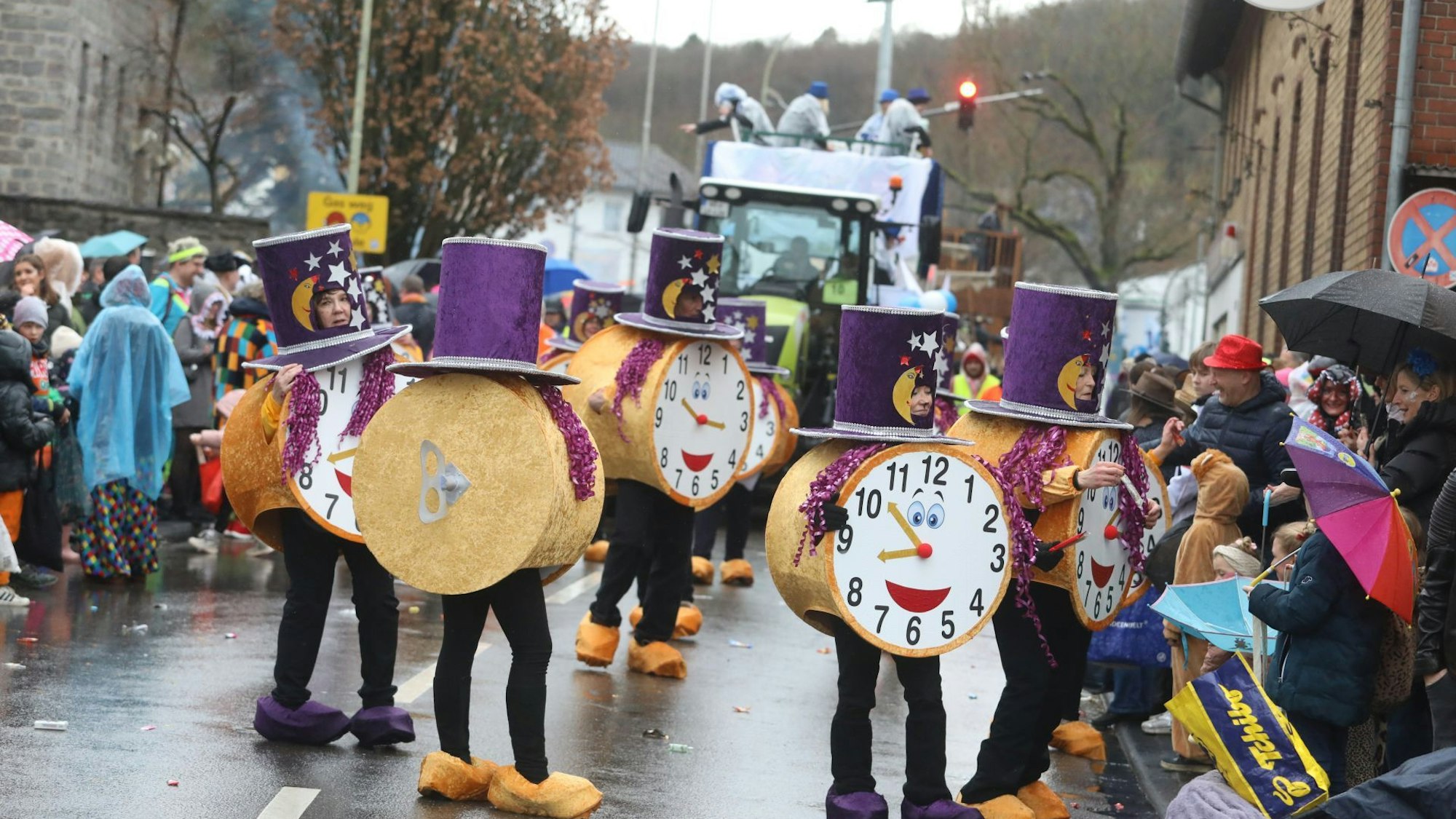 Karnevalisten als Uhren verkleidet.