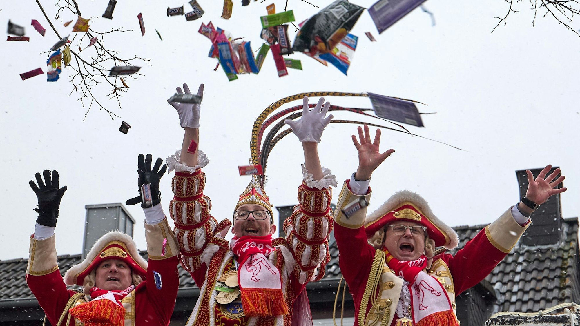 Kamelle regnen ließ es der Marmagener Prinz Sascha I. (Poensgen).