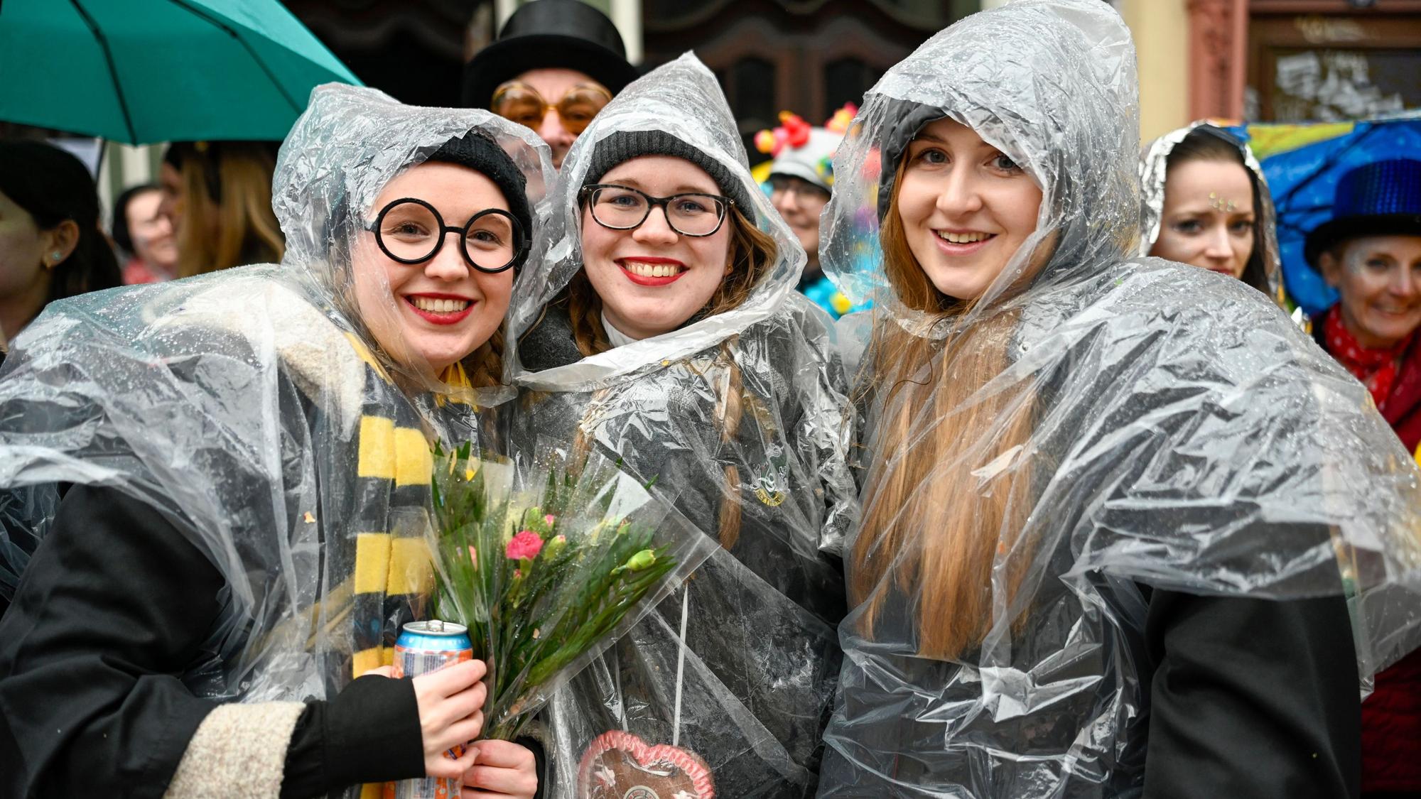 Zuschauerinnen beim Rosenmontagszug