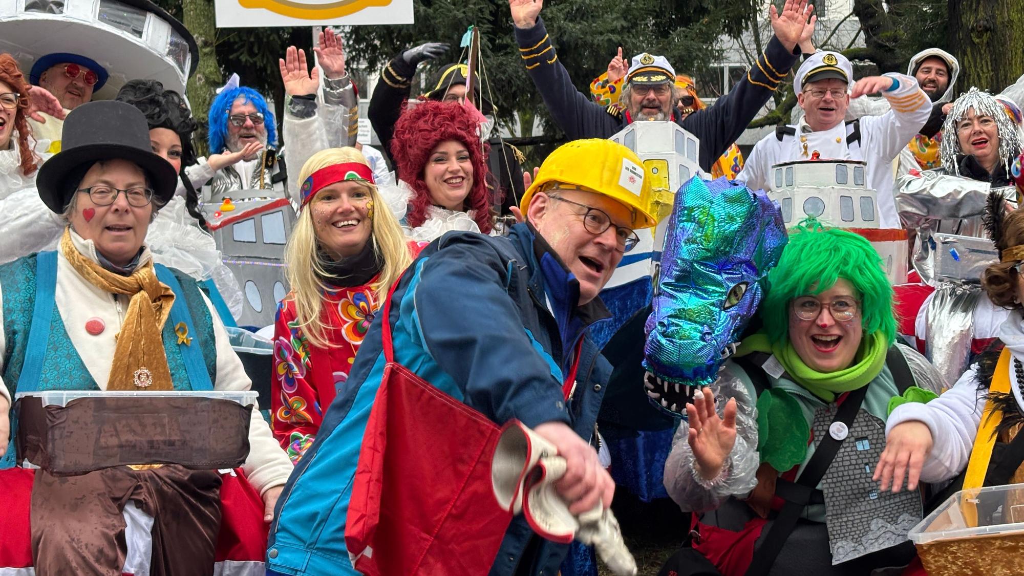 Aufwärmen vor dem Start: „Bob, der Burmester“ macht das zusammen mit den Gewinnerinnen und Gewinnern der Schull- un Veedelszöch.