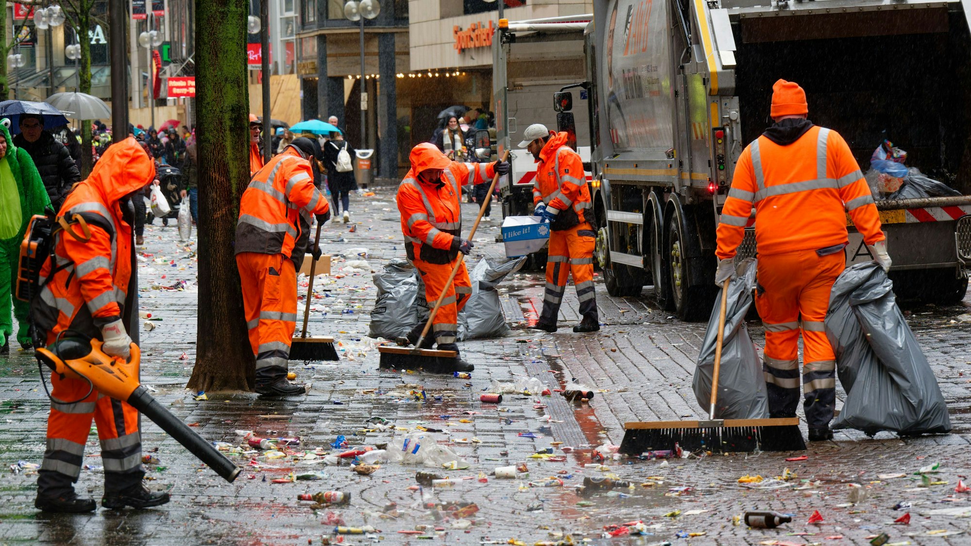 Mitarbeiter der Müllabfuhr machen die Straße sauber (Symbolbild)