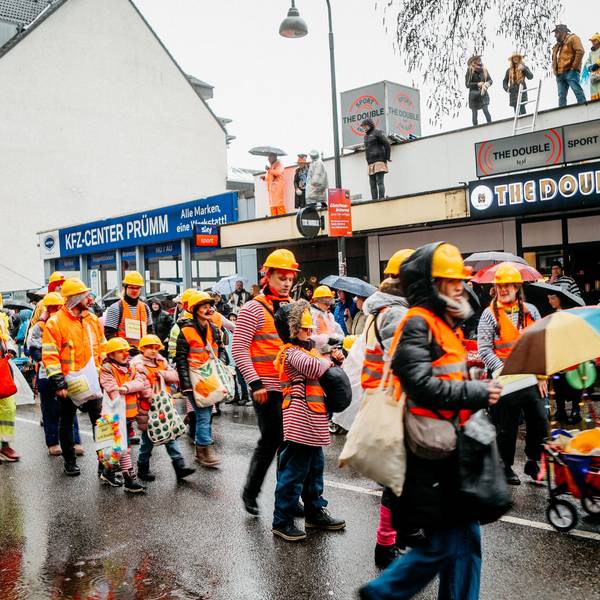 Die GGS Opladen zieht als vielköpfiger jecker Bautrupp im Rosenmontagszug mit.