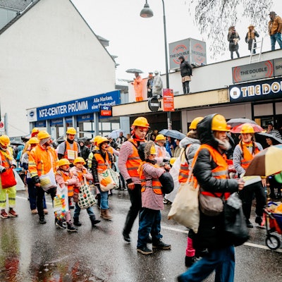 Die GGS Opladen zieht als vielköpfiger jecker Bautrupp im Rosenmontagszug mit.