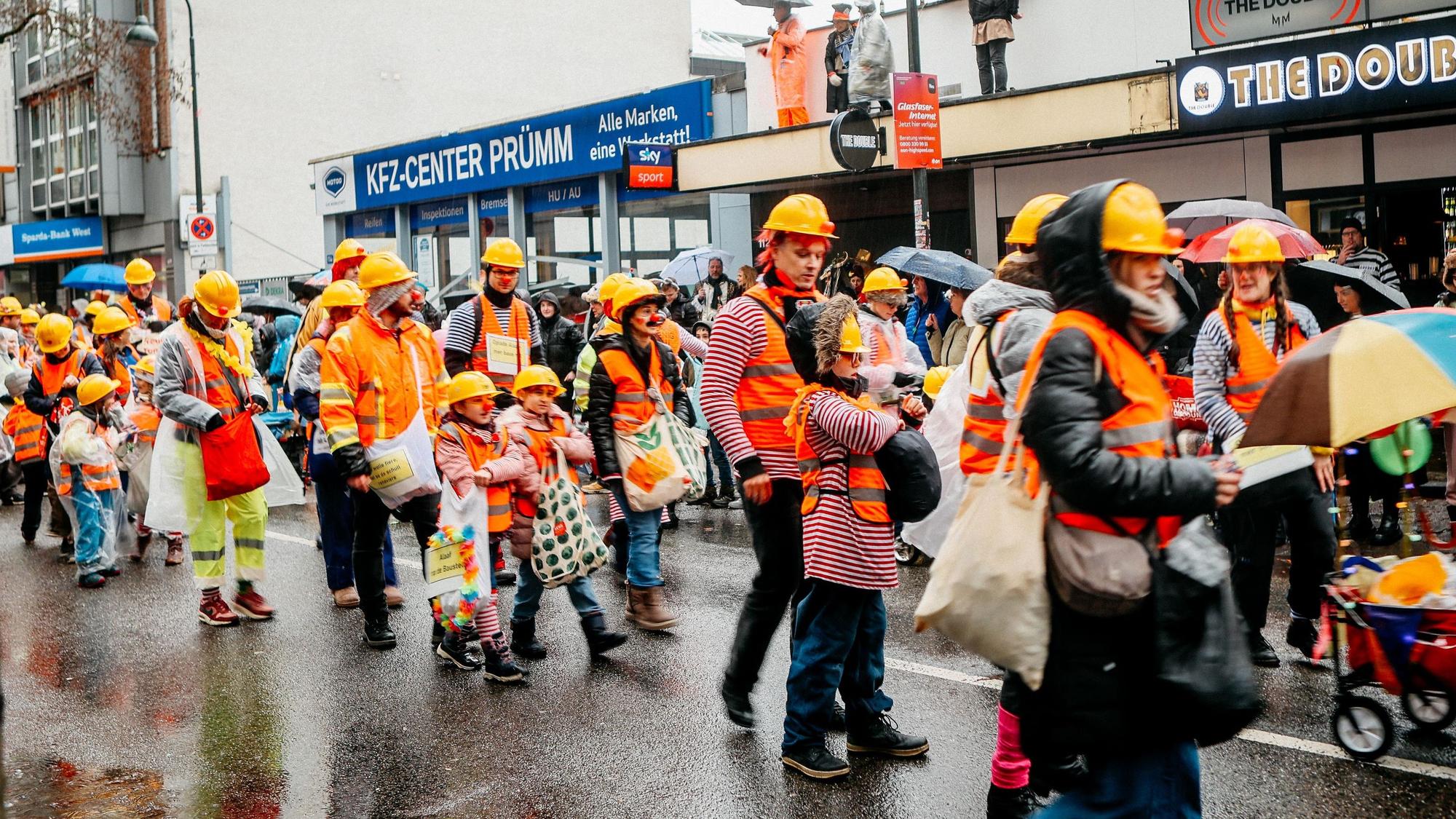 Die GGS Opladen zieht als vielköpfiger jecker Bautrupp im Rosenmontagszug mit.