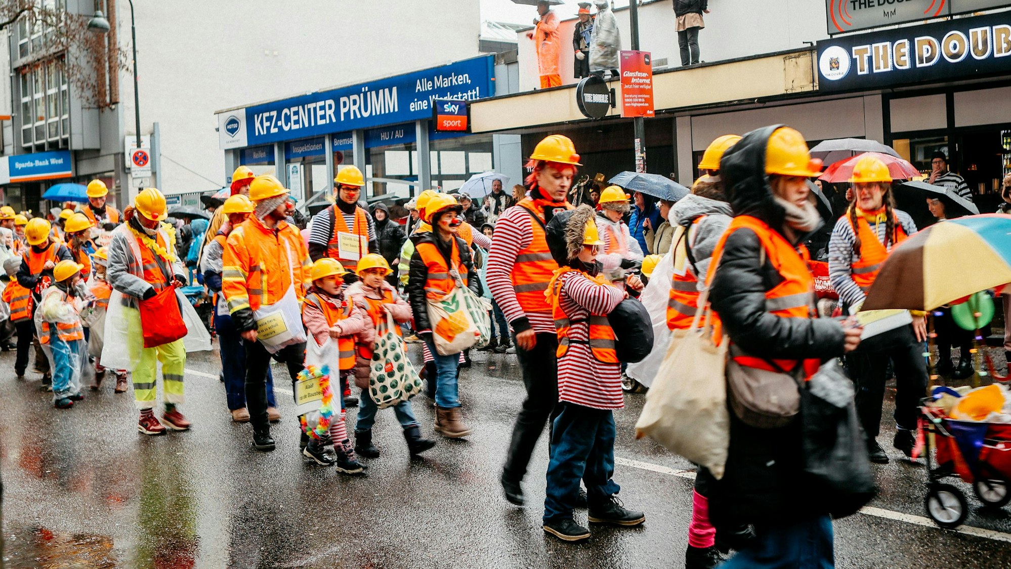 Die GGS Opladen zieht als vielköpfiger jecker Bautrupp im Rosenmontagszug mit.