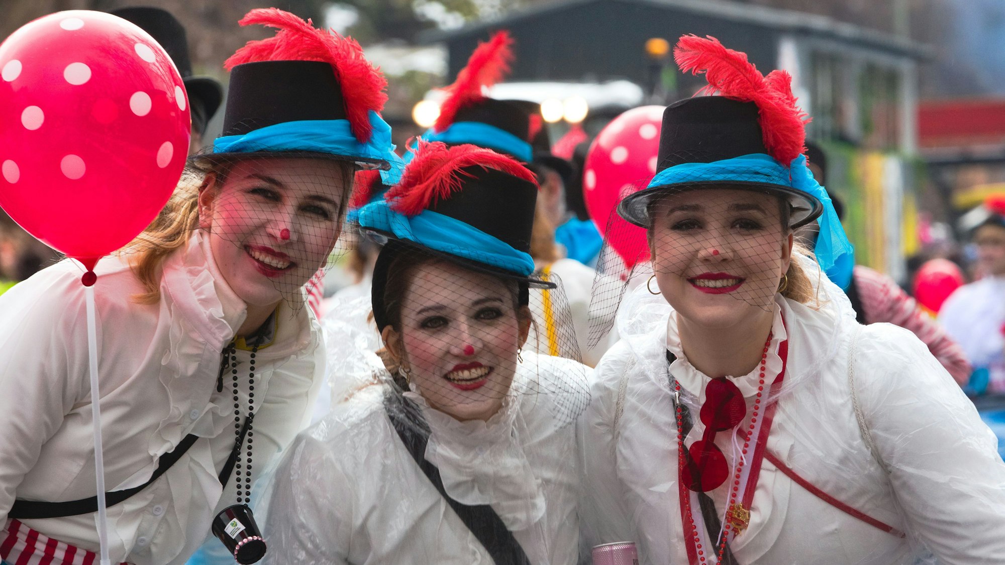 Eine Gruppe Kostümierter bei einem Karnevalszug.