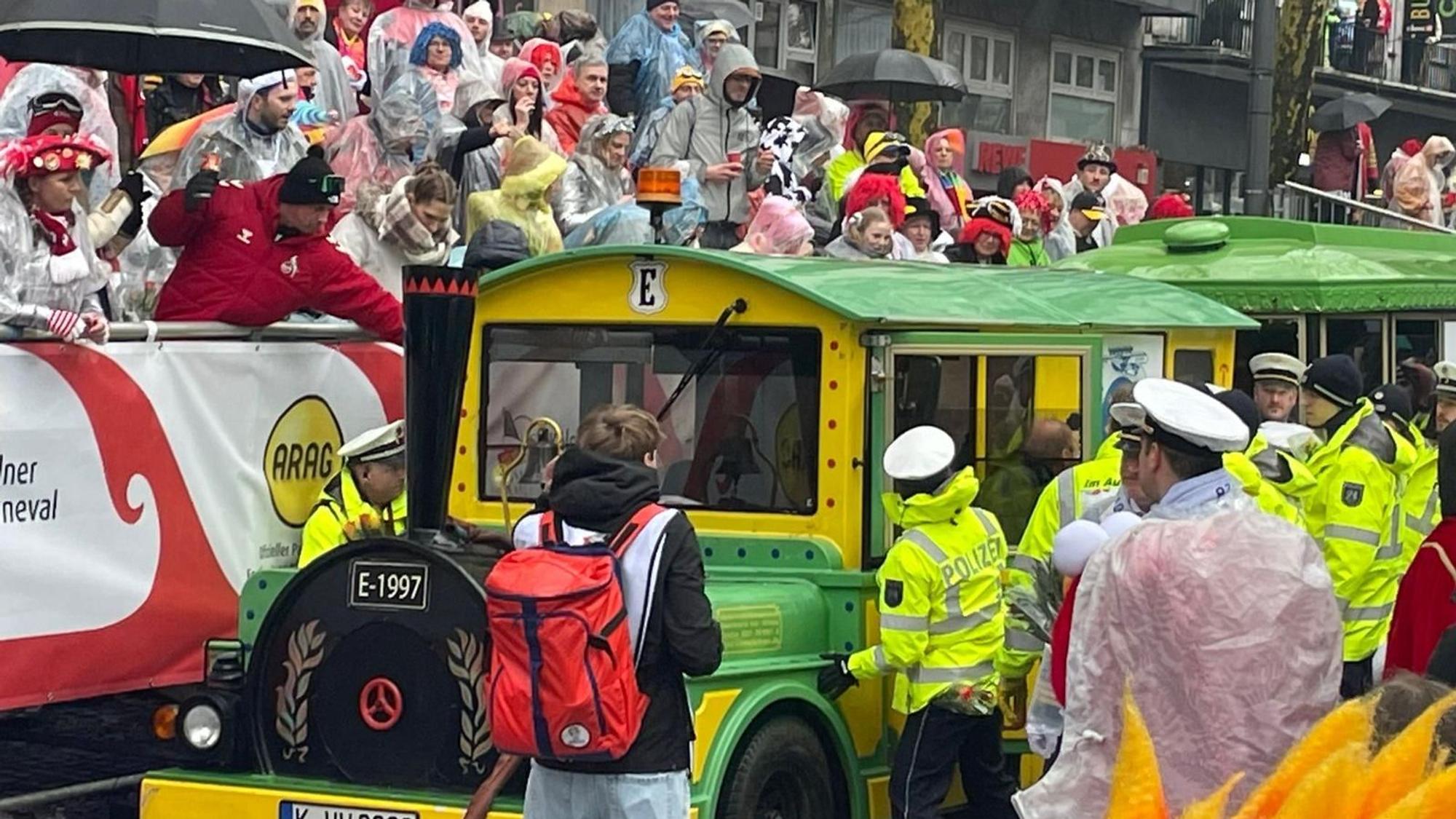 Die havarierte Bimmelbahn musste geschoben werden - auch die Polizei unterstützte kräftig.