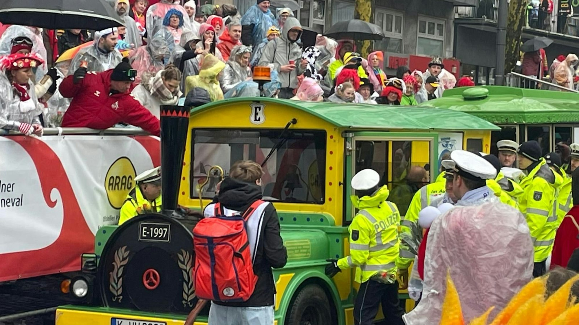 Die havarierte Bimmelbahn musste geschoben werden - auch die Polizei unterstützte kräftig.