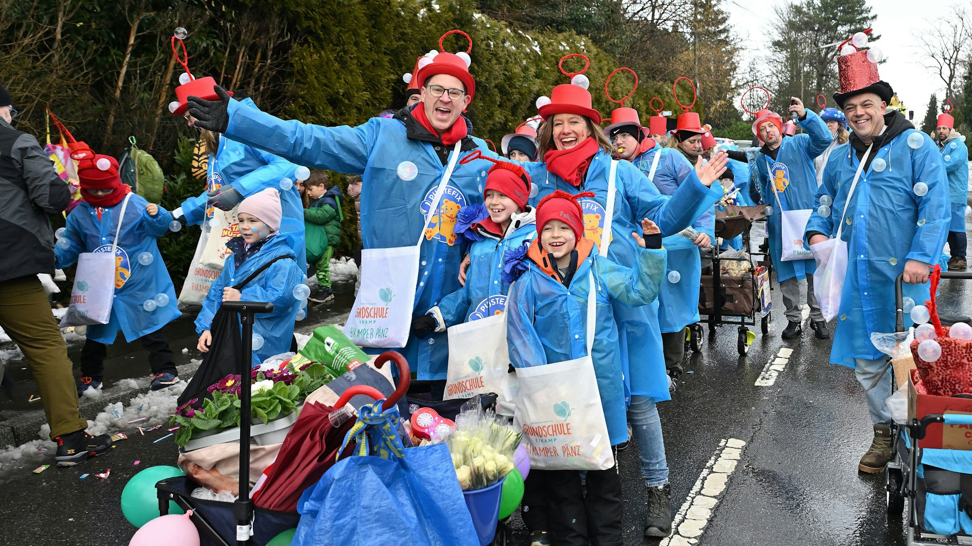 Erwachsene und Kinder gehen verkleidet als Seifenblasenspender
