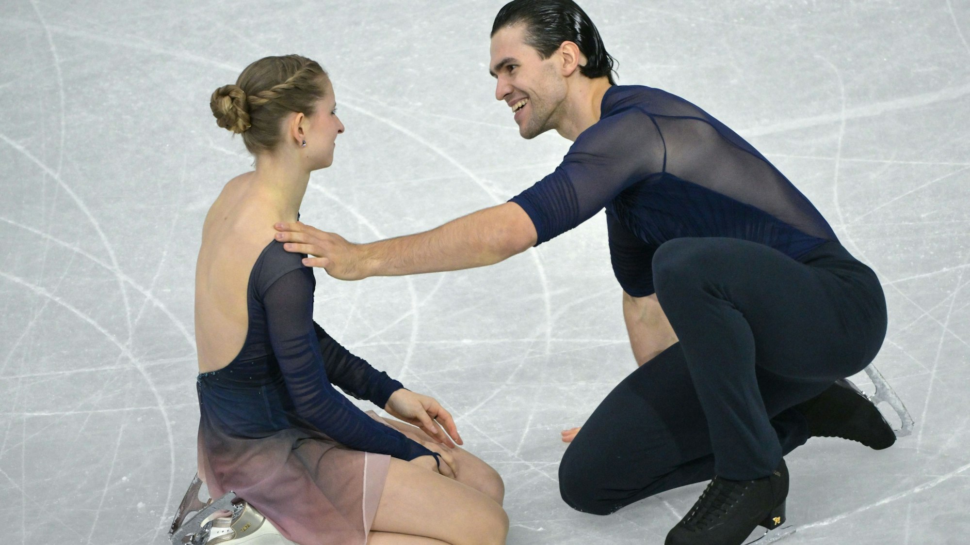 Minerva Hase und Nikita Volodin nach ihrer Kür.
