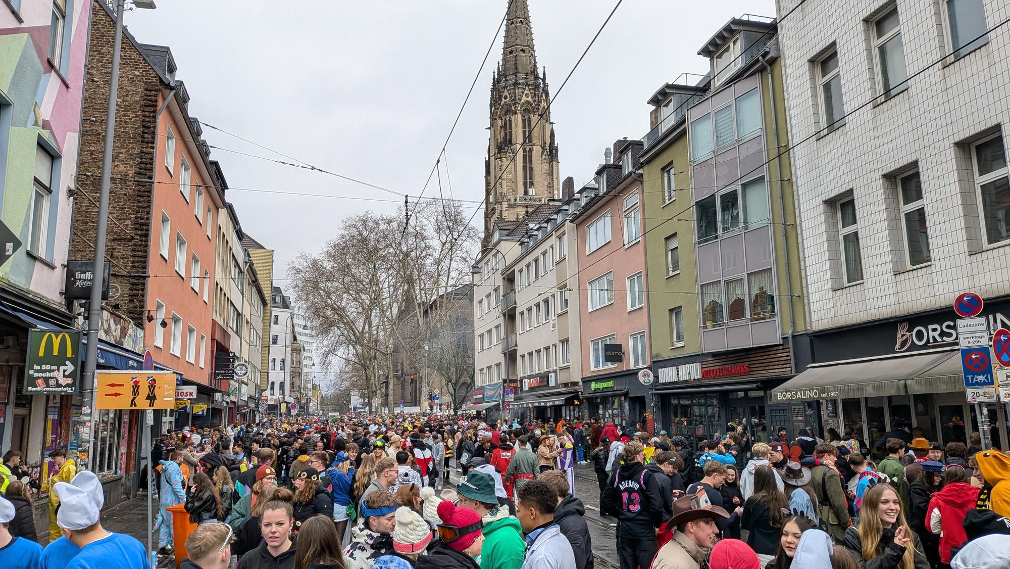Das Zülpicher Viertel am Rosenmontagsnachmittag: Es füllt sich.