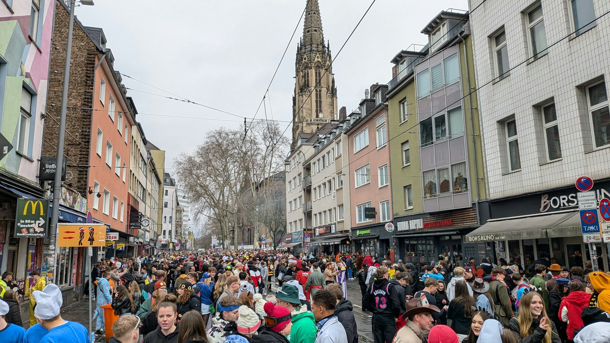 Das Zülpicher Viertel am Rosenmontagsnachmittag: Es füllt sich.
