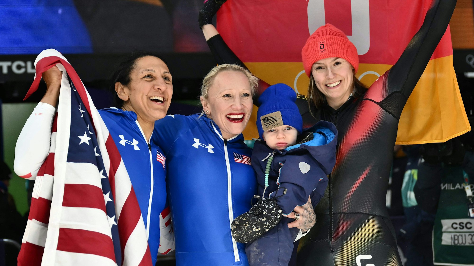 Laura Nolte jubelt nach dem Monobob-Rennen bei Olympia mit Elana Meyers Taylor (l.), und Kaillie Armbruster Humphries