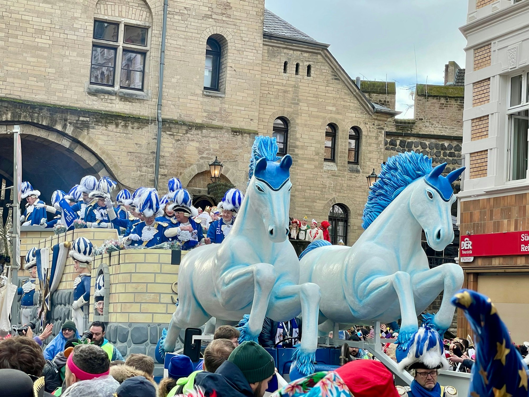 Zwei Pferde "ziehen" den Wagen beim Kölner Rosenmontagszug.