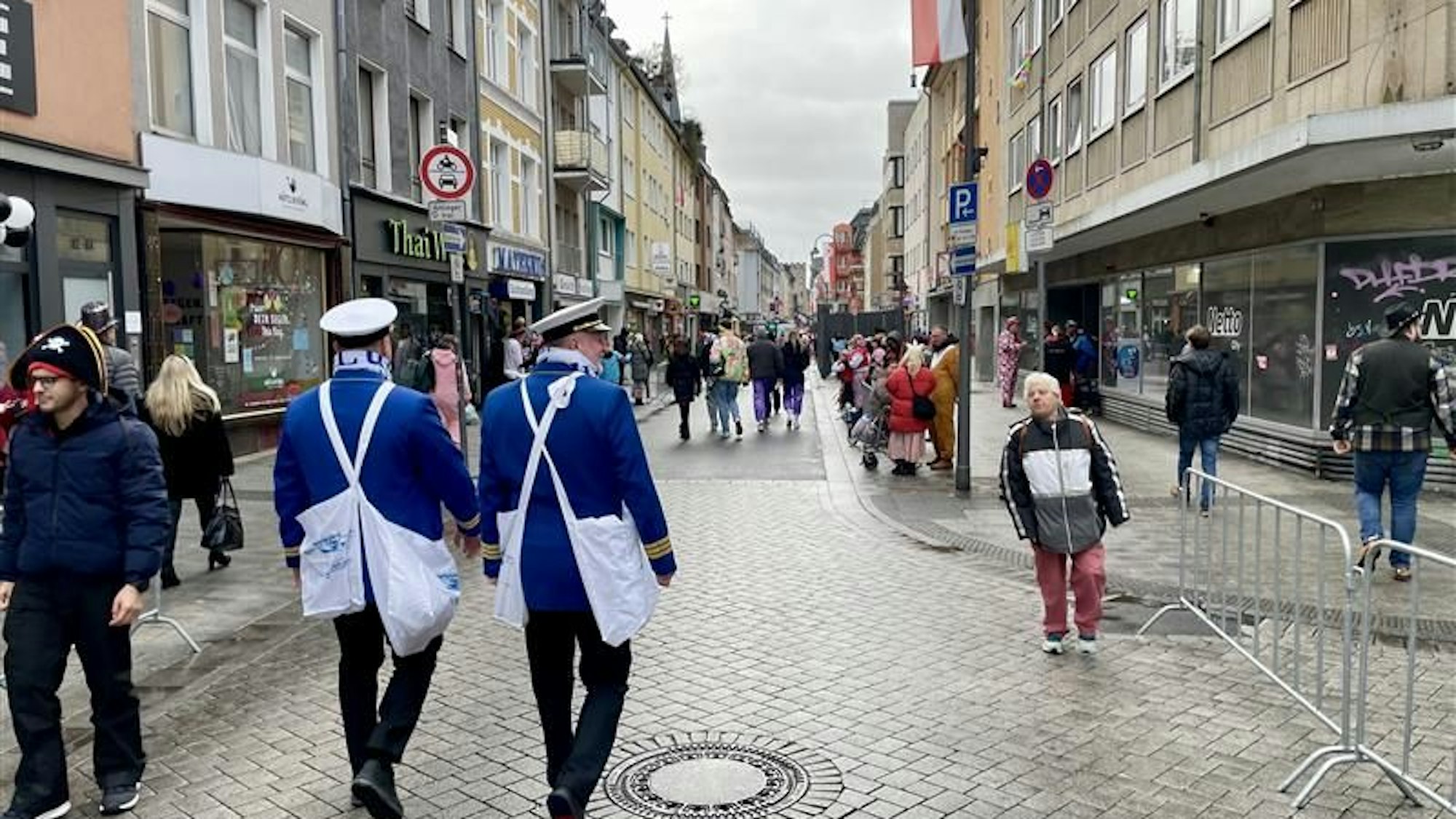 An der Severinstraße sichern sich die ersten Zuschauer und Zuschauerinnen Plätze.