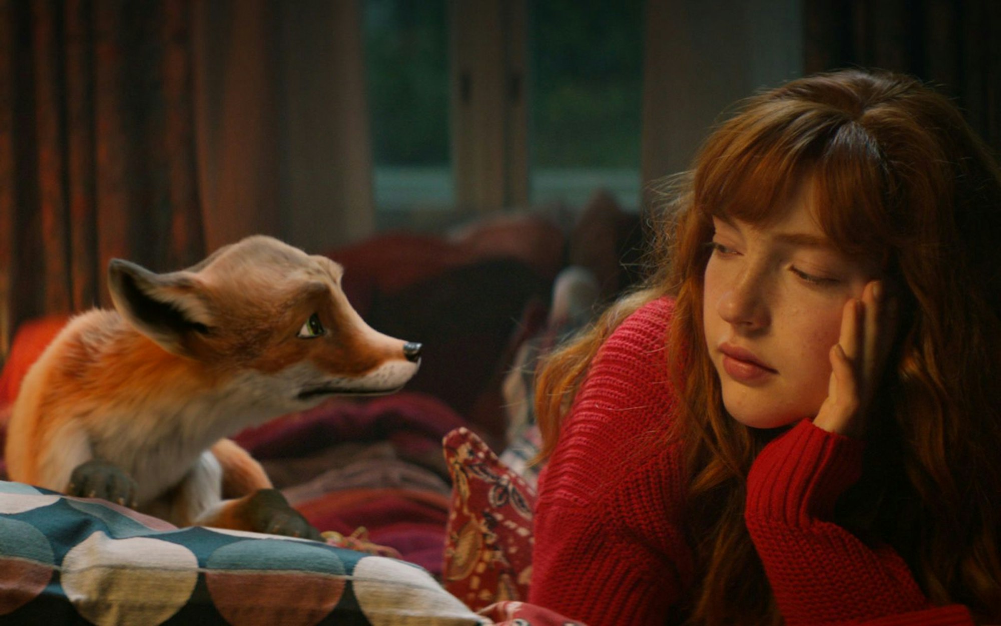 Eine ausweglose Situation? Ida (Emilia Maier) und ihr Begleittier Rabbat fürchten die Schließung der „Schule der magischen Tiere“. (Bild: 2024 Kordes & Kordes Film Süd / LEONINE Studios)