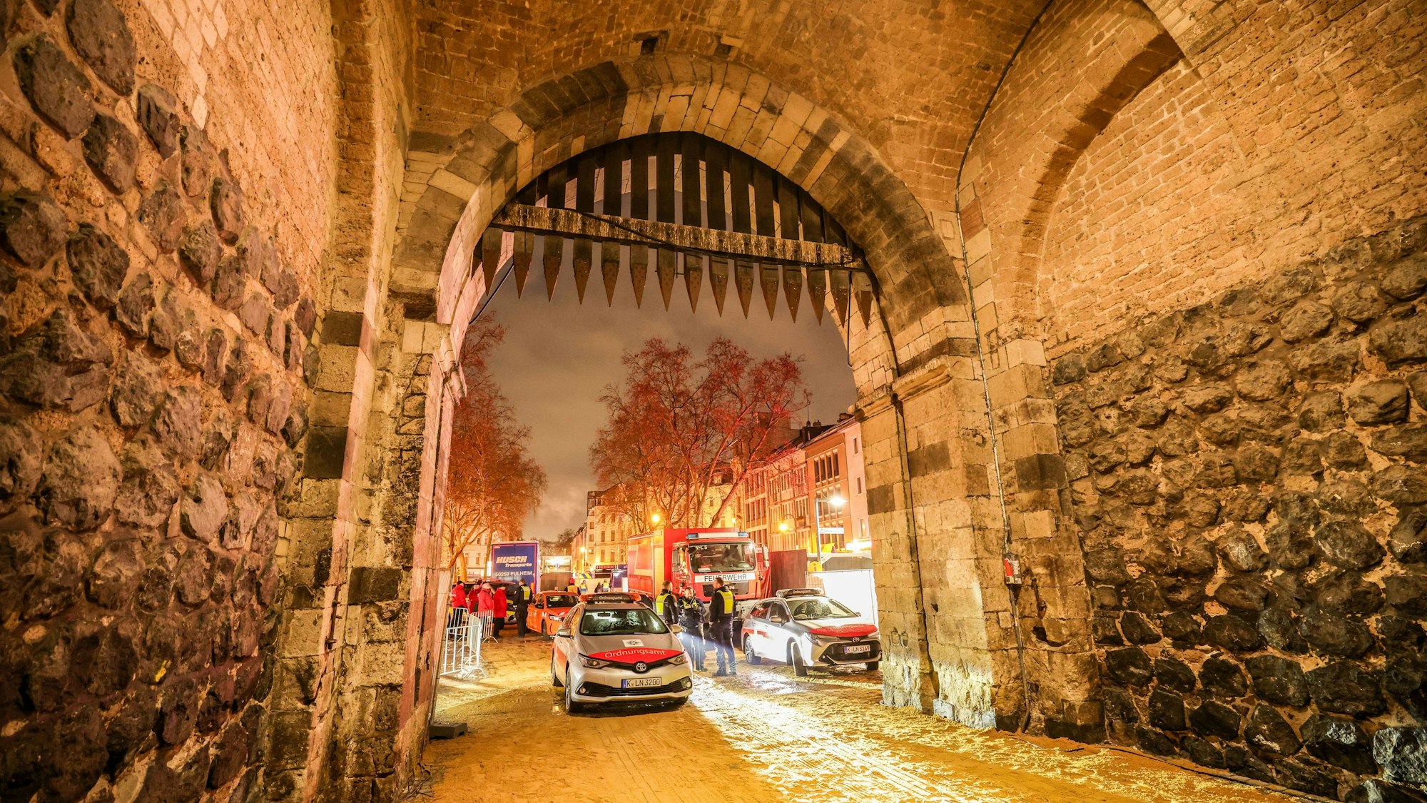 Mitarbeiter der Stadt Köln und der Feuerwehr am Aufstellplatz zum Kölner Rosenmontagszug am Chlodwigplatz.