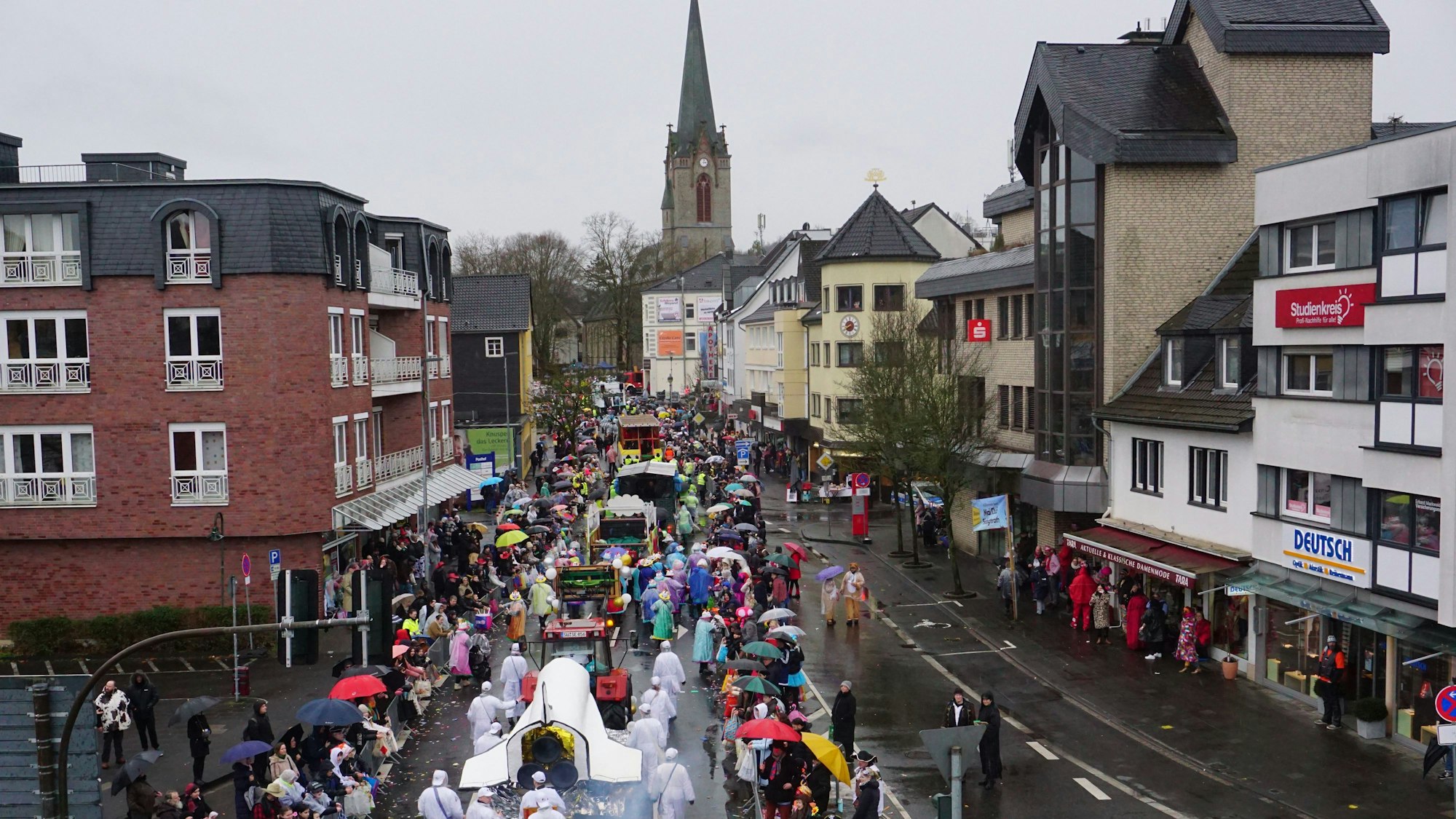 Blick auf den Eitorfer Rosenmontagszug von oben.