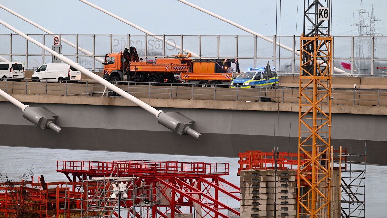 Polizei und Autobahnmeisterei haben die Leverkusener Rheinbrücke der Autobahn 1 in beide Richtungen gesperrt, nachdem sich über Nacht Eis gebildet hatte,