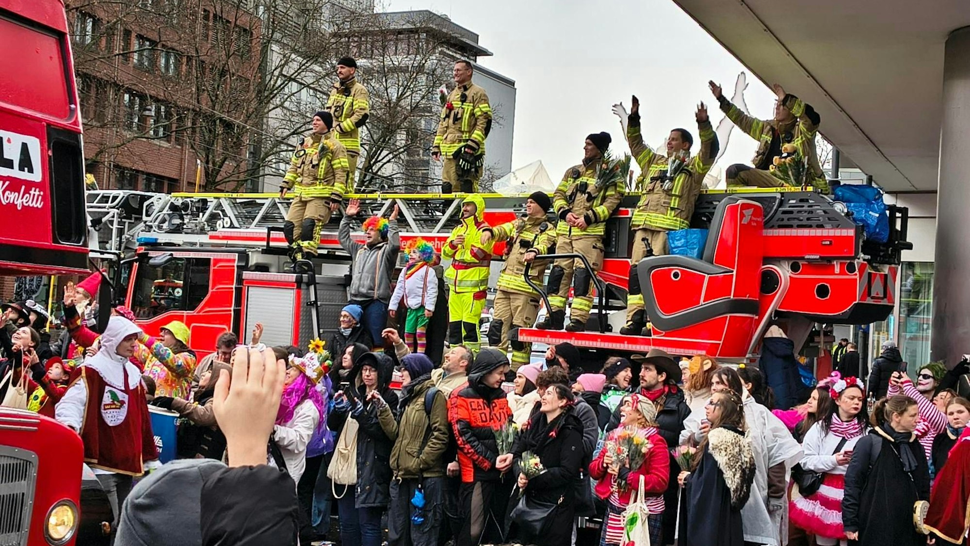 Beste Tribüne am Zugweg: Die Feuerwehr ist beim Rosenmontagszug in Köln auch dabei.