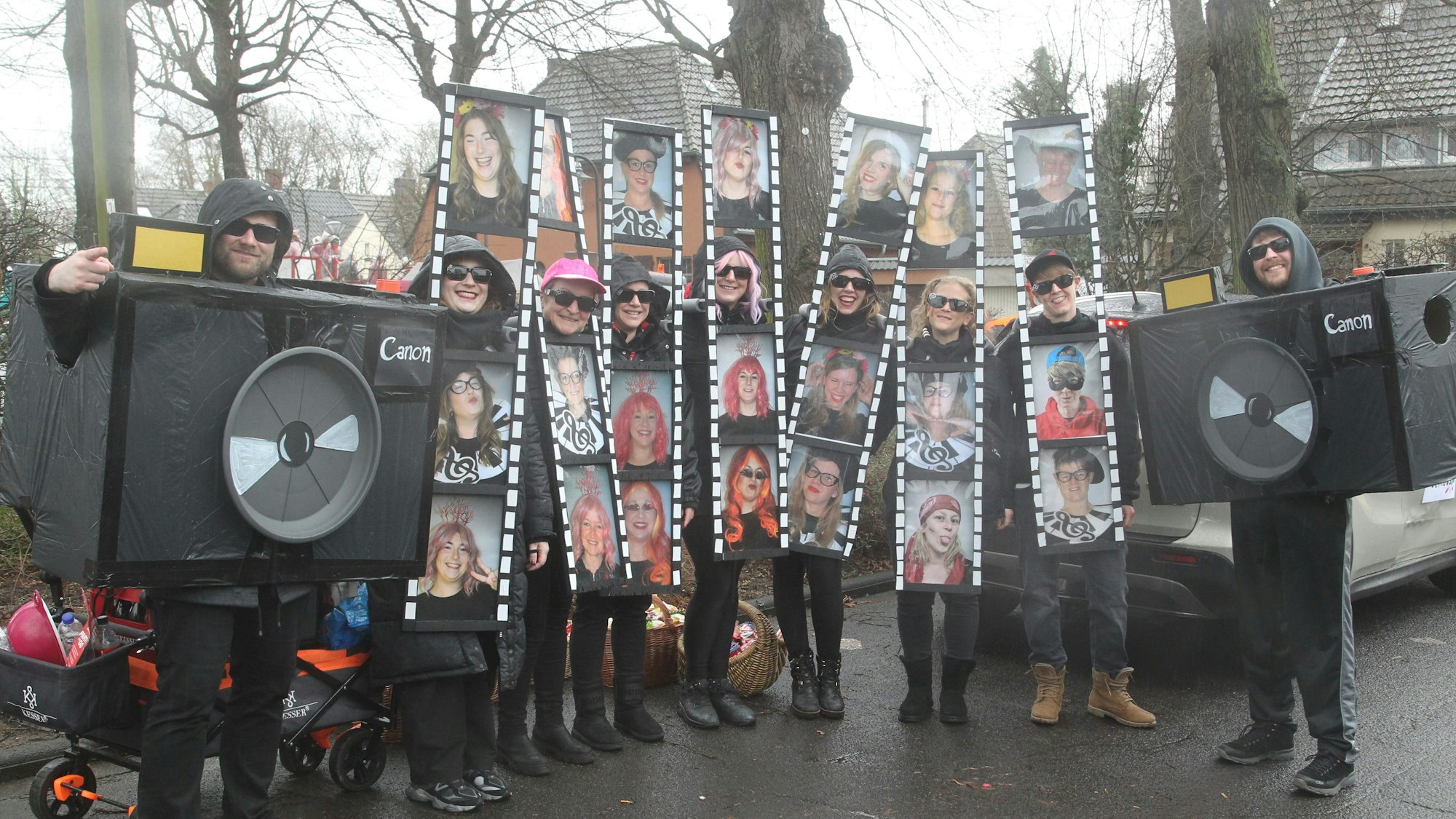 Die Gruppe Jong Gemös haben sich eine tolle Verkleidung einfallen lassen. Es sind Fotos von den Teilnehmern selbst aus den vergangenen Jahren.