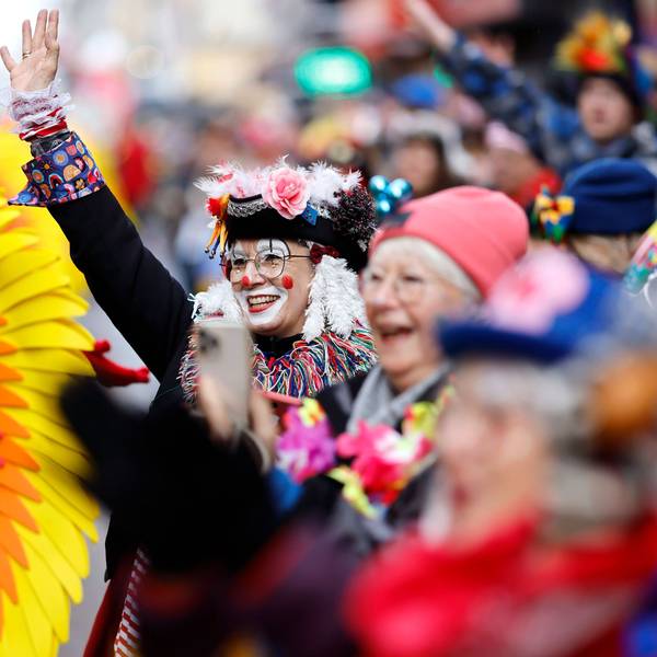 Bunte Kostüme, gute Stimmung: 21 Persiflagewagen, 74 Festwagen, 60 Kapellen und insgesamt ca. 11500 Teilnehmende gingen beim Kölner Rosenmontagszug auf die Strecke.