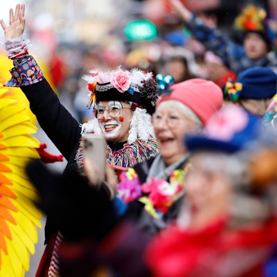 Bunte Kostüme, gute Stimmung: 21 Persiflagewagen, 74 Festwagen, 60 Kapellen und insgesamt ca. 11500 Teilnehmende gingen beim Kölner Rosenmontagszug auf die Strecke.