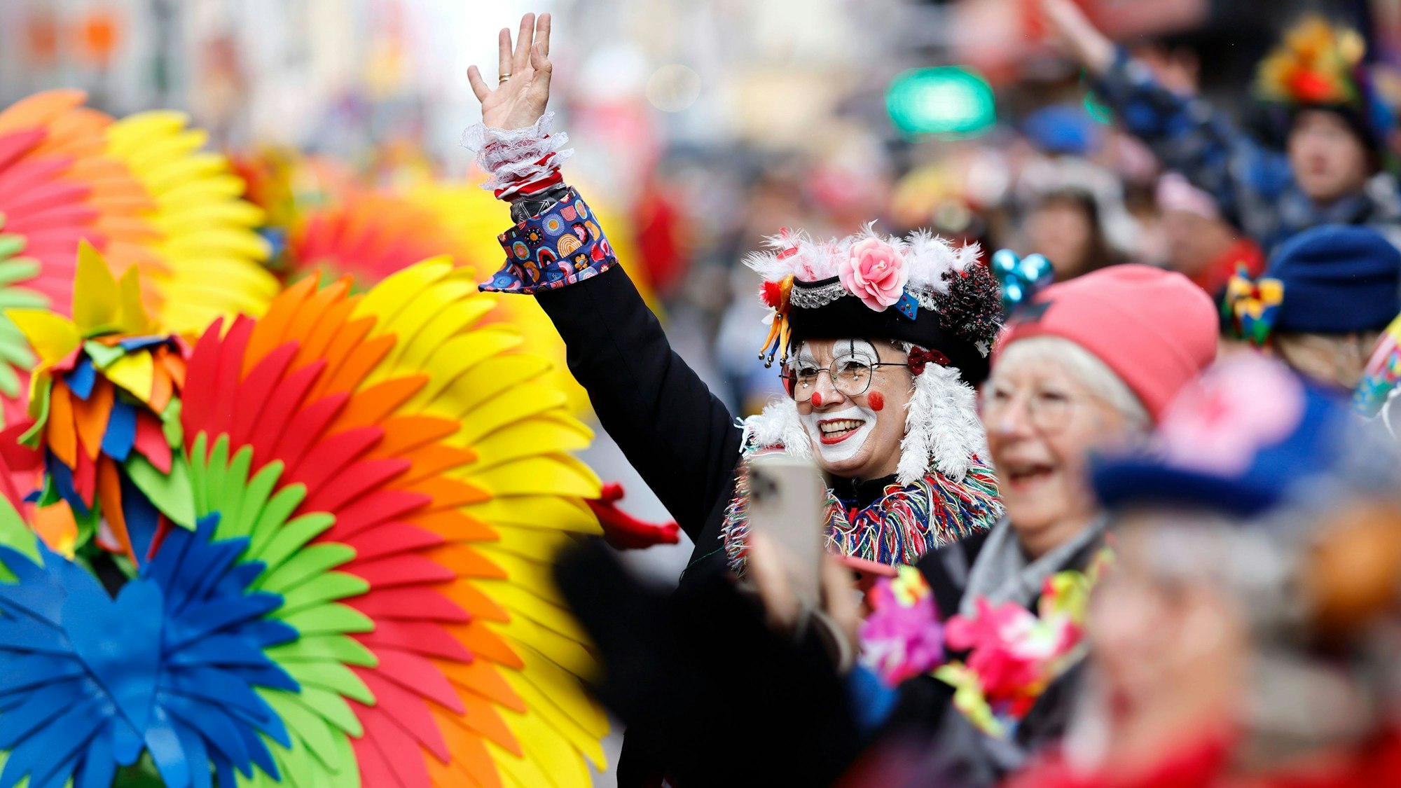 Bunte Kostüme, gute Stimmung: 21 Persiflagewagen, 74 Festwagen, 60 Kapellen und insgesamt ca. 11500 Teilnehmende gingen beim Kölner Rosenmontagszug auf die Strecke.