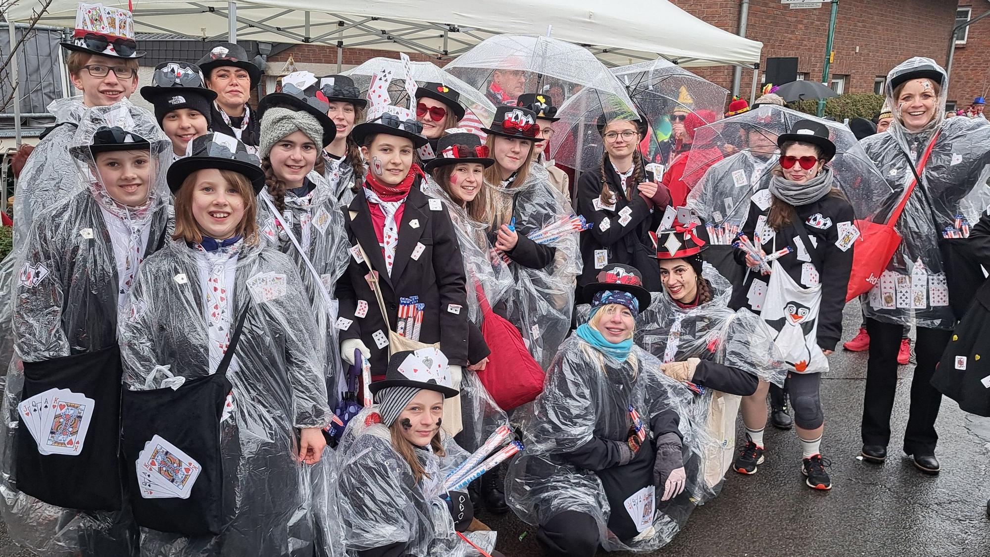 „Unter dem Motto "Bubu, Dame, König, As -Das SVN Kartenspiel" beteiligte sich der SV Niederkassel am Rosenmontagszug.“