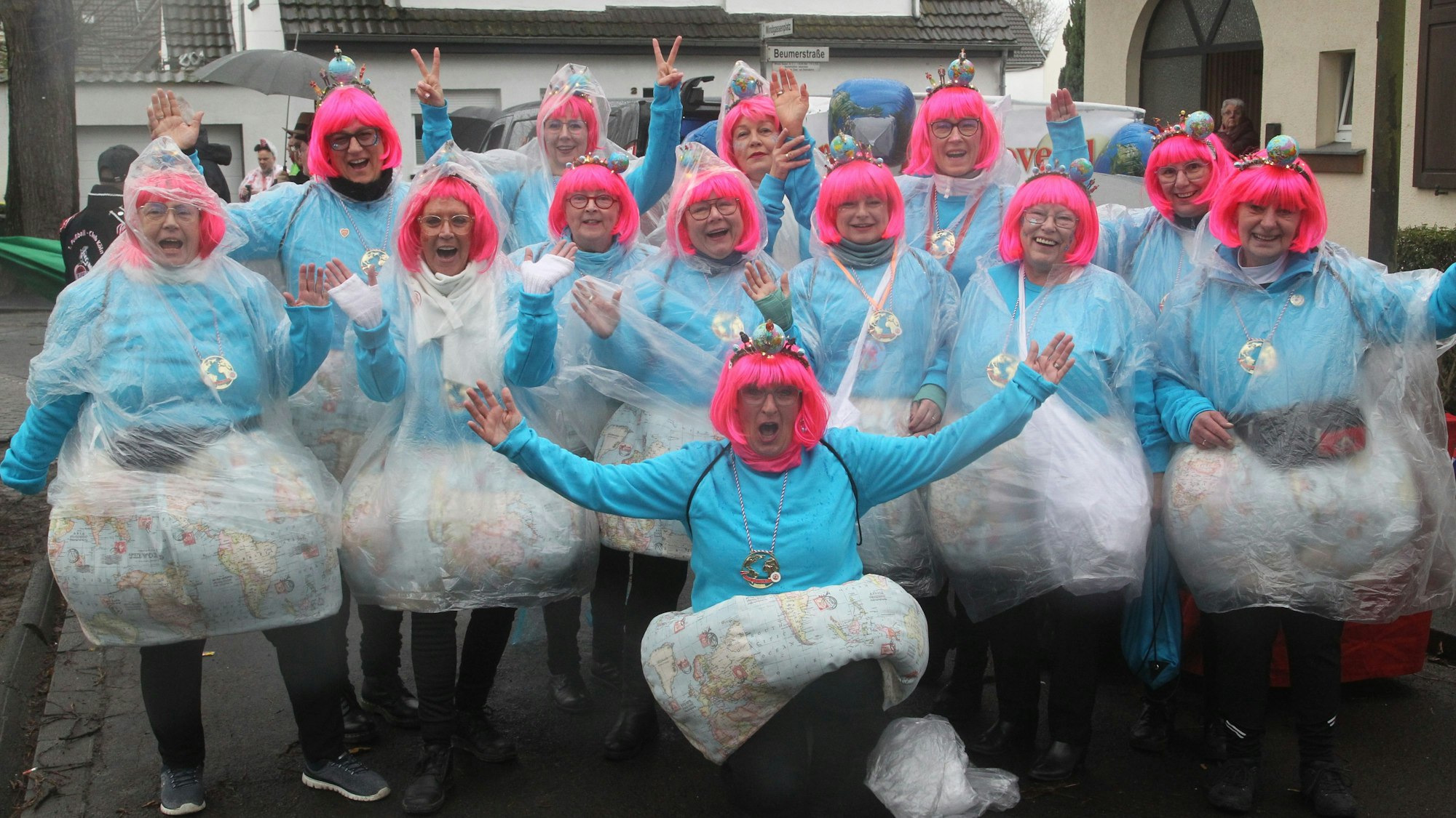 Karnevalszug Hütte
Das Damenkomitee Halt Pohl hat mal wieder viel gebastelt.