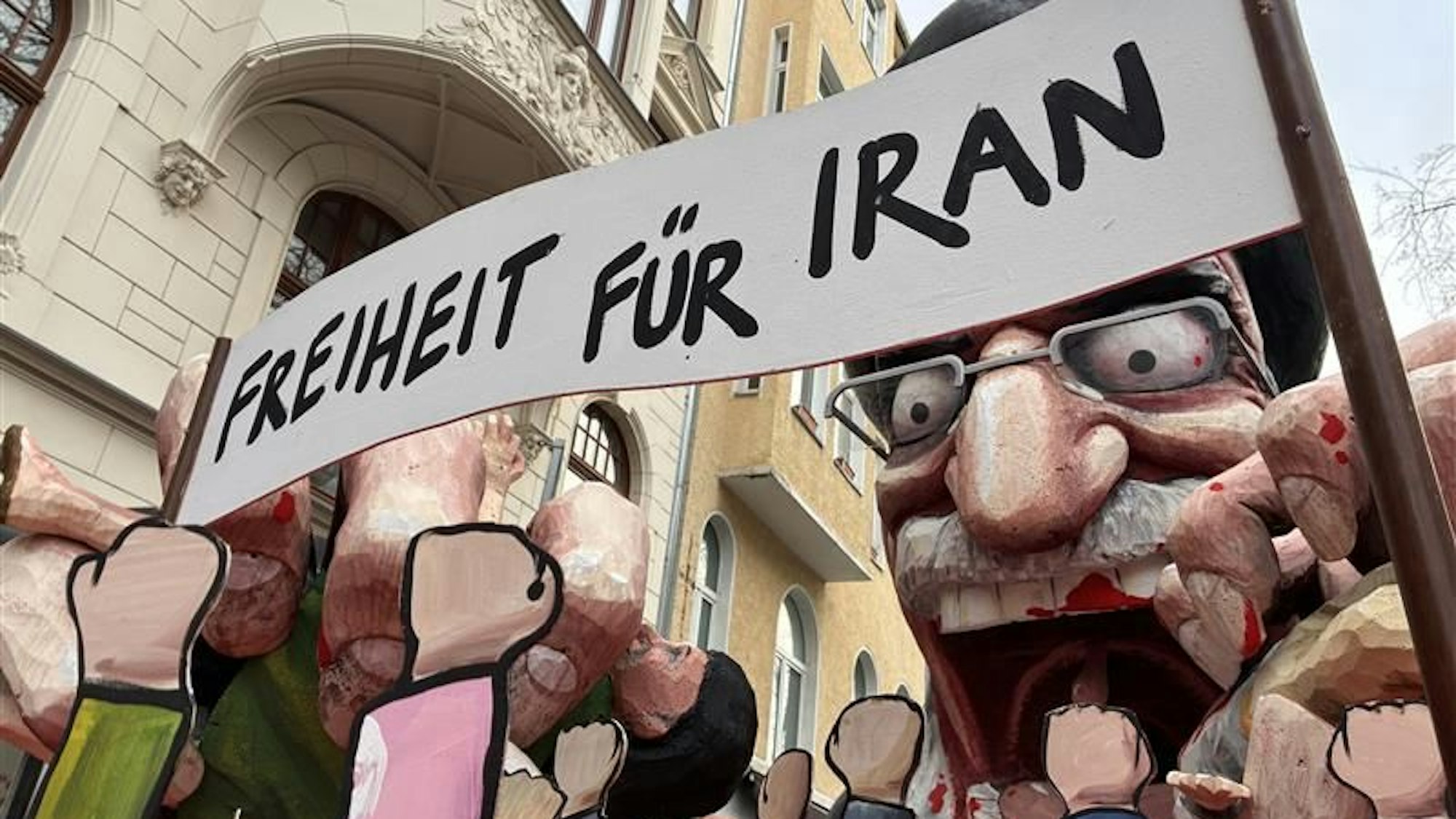 Der Iran-Wagen beim Rosenmontagszug in Köln