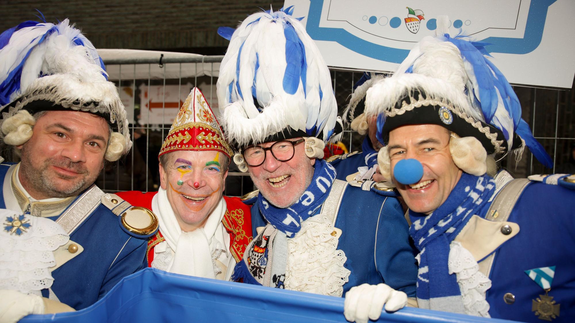 Der scheidende Präsident des Kölner Festkomitees, Christoph Kuckelkorn, wird von den Blauen Funken mit einem Banner geehrt.