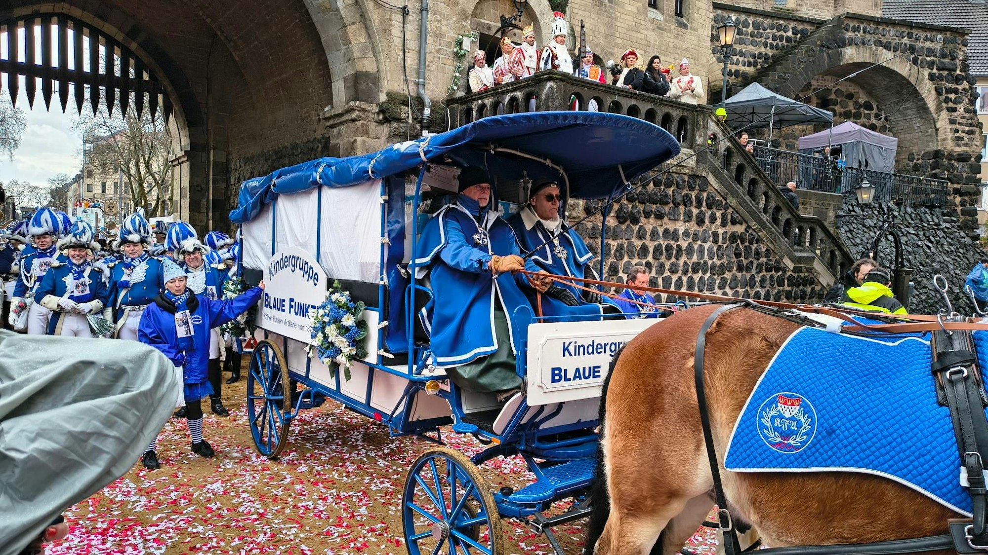 Die Blauen Funken ziehen durch die Severinstorburg.