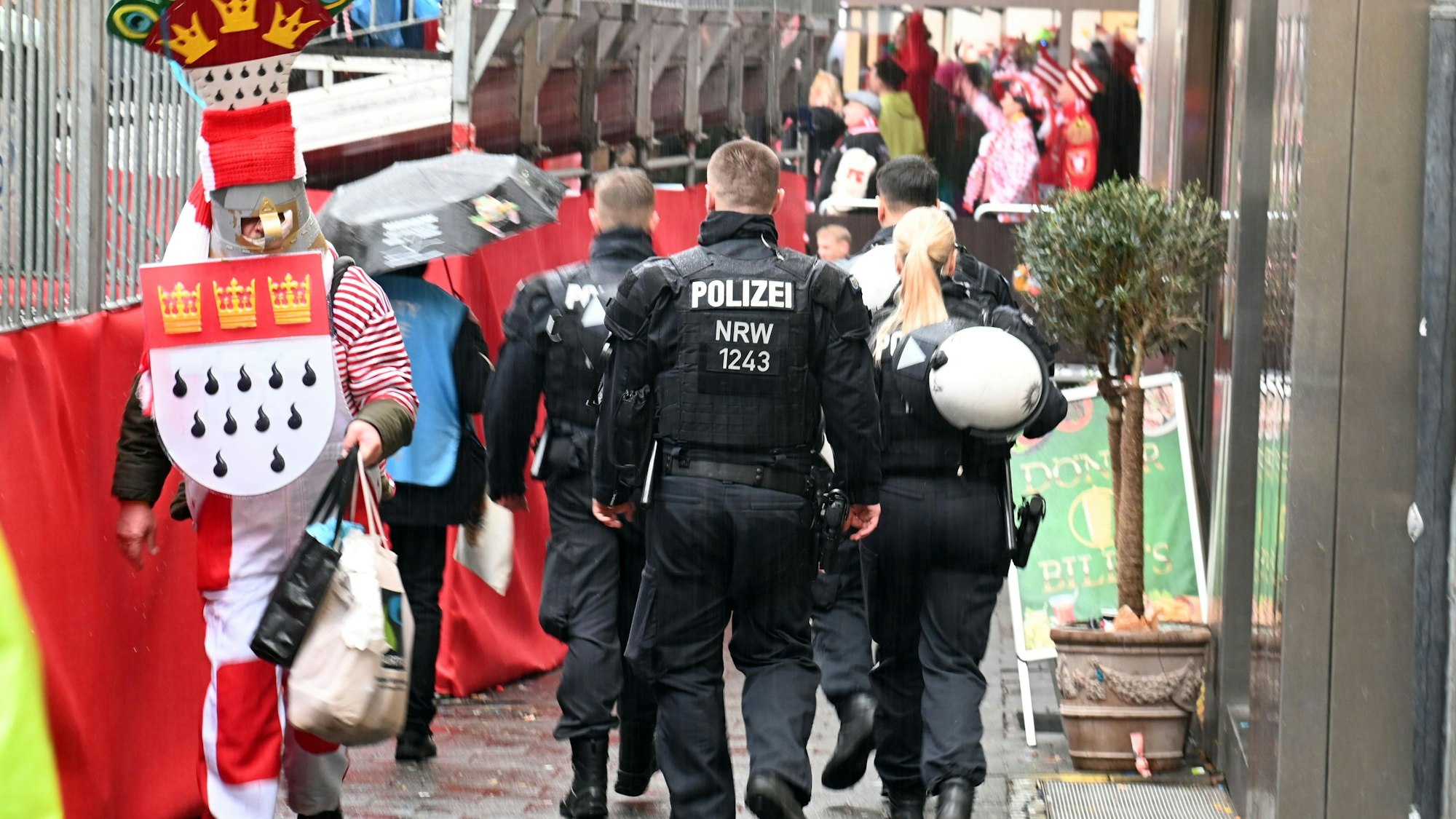 Wo der Zoch ist, sind auch sie: Die Polizei war beim Kölner Rosenmontagszug verstärkt im Einsatz.