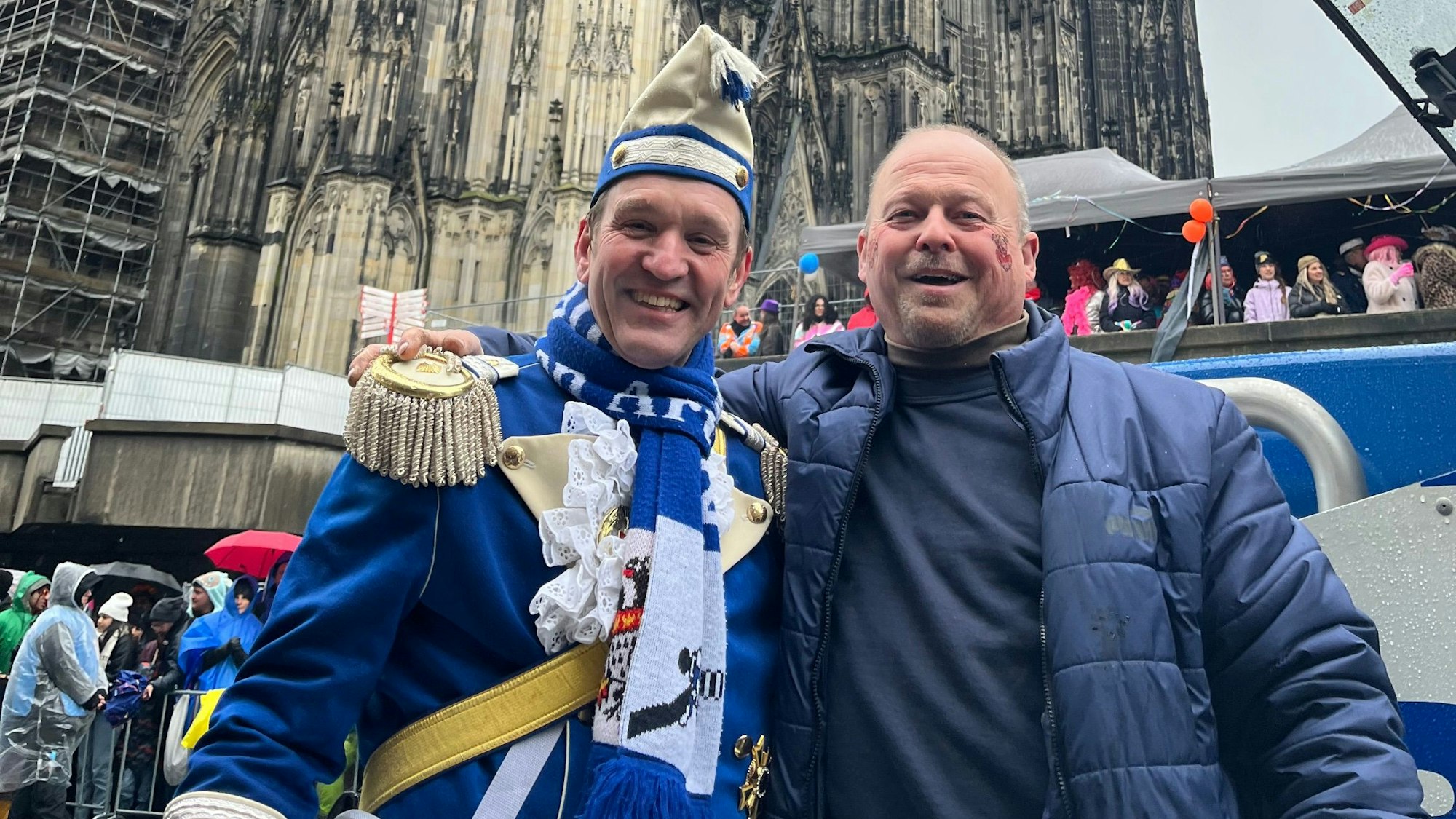Otto Schmidt mit seinem Motorrad-Kumpel Ralf Offermann von den Blauen Funken vor dem Dom