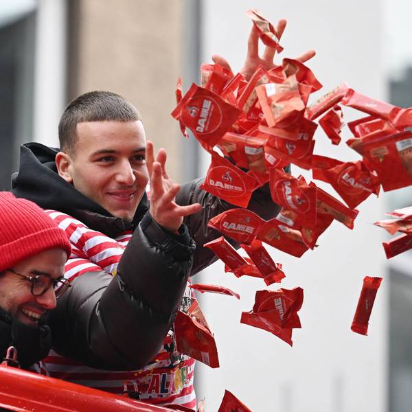 Said El Mala packte beim Rosenmontagszug richtig an.