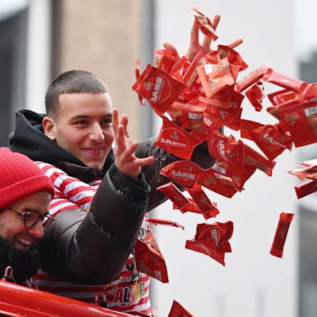Said El Mala packte beim Rosenmontagszug richtig an.
