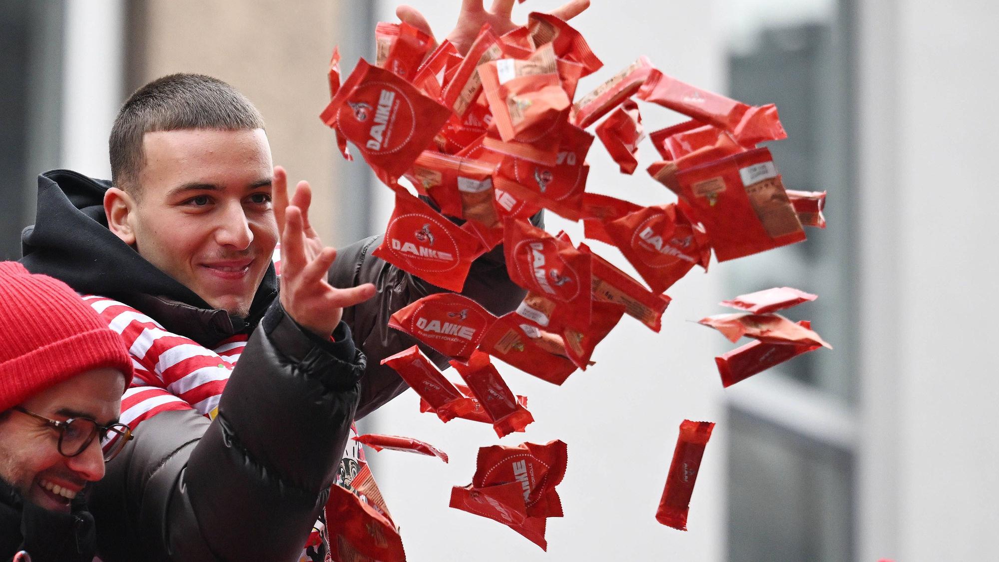 Said El Mala packte beim Rosenmontagszug richtig an.