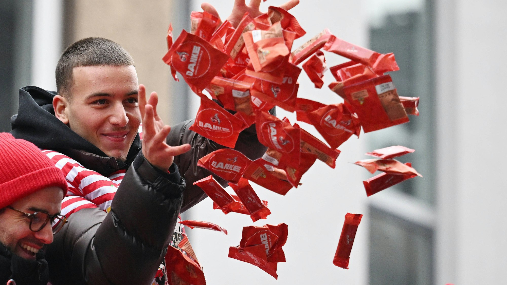 Said El Mala packte beim Rosenmontagszug richtig an.