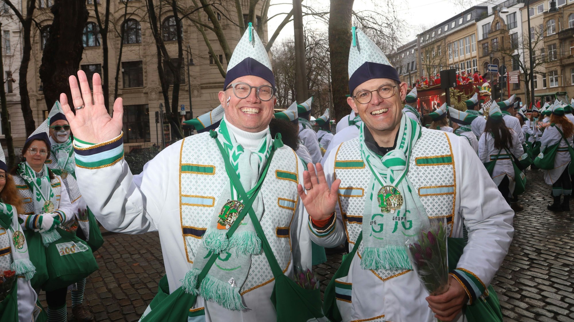 Der Landtagsabgeordnete Jochen Ott (SPD) mit der Fußtruppe des Eduardus-Krankenhaus beim Kölner Rosenmontagszug. An seiner Seite: Martin Tölle, der Vorstandsvorsitzende der Josefs-Gesellschaft, die das Krankenhaus betreibt.