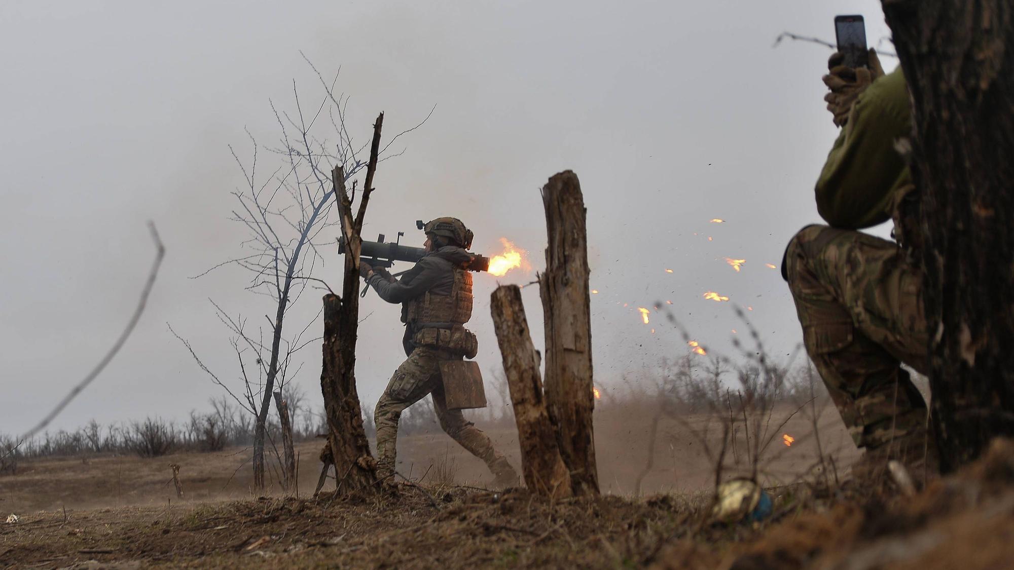 Ein ukrainischer Soldat feuert nahe Donezk auf russische Stellungen. Der Ukraine sind laut einer US-Analyse zuletzt Geländegewinne an der Front gelungen. (Archivbild)