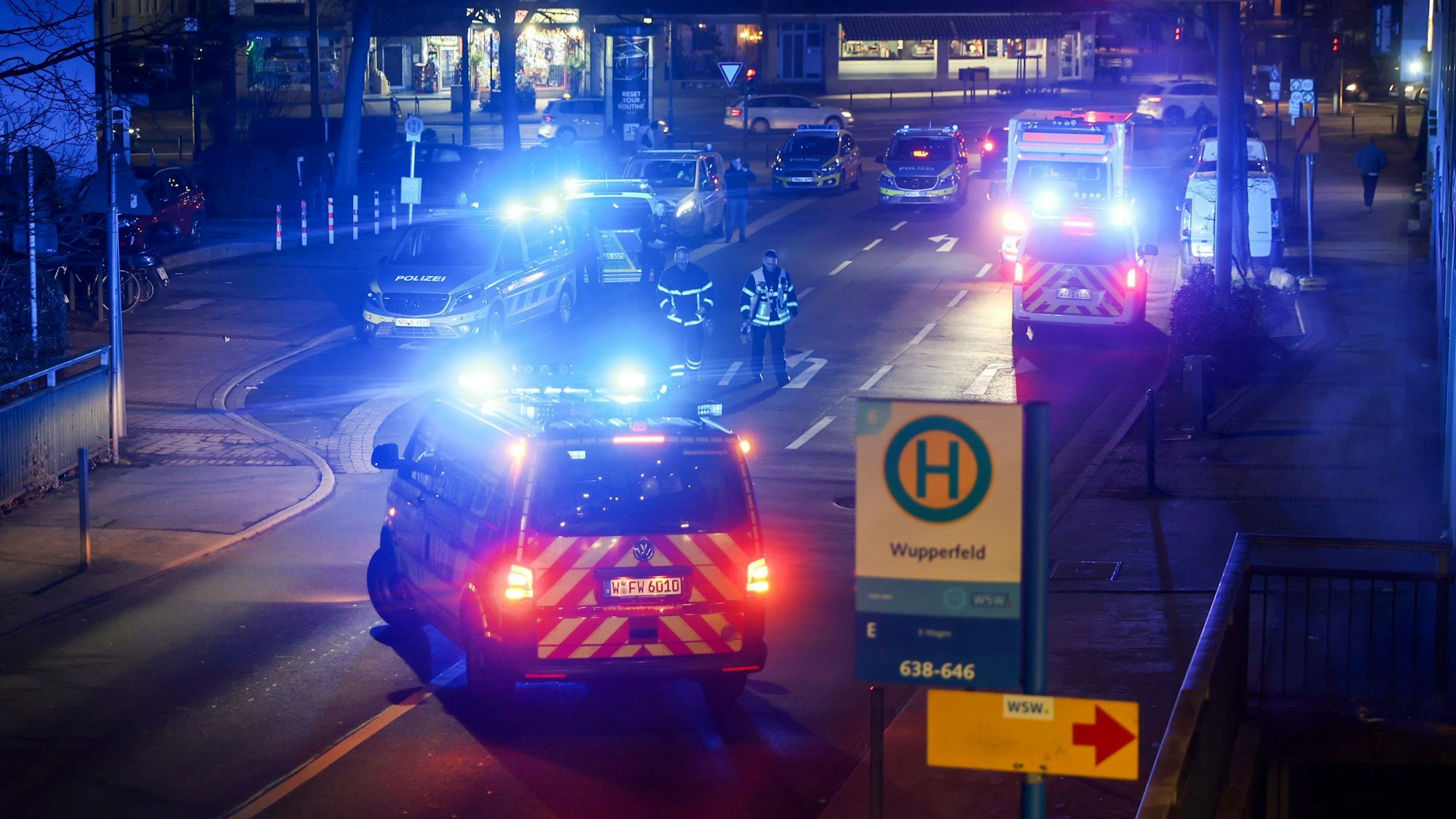 Einsatzkräfte von Polizei und Feuerwehr stehen in Wuppertal auf einer Straße. Nach Messerstichen in einem Wuppertaler Linienbus ist der Verdächtige in eine Psychiatrie eingewiesen worden. (Symbolbild)