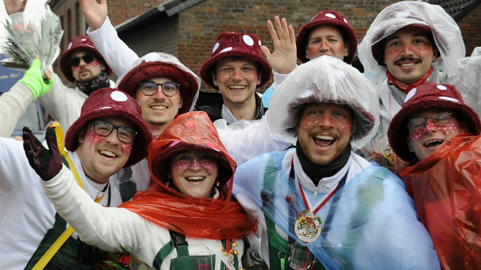 Das Bild zeigt als Pilze kostümierte feiernde Menschen.