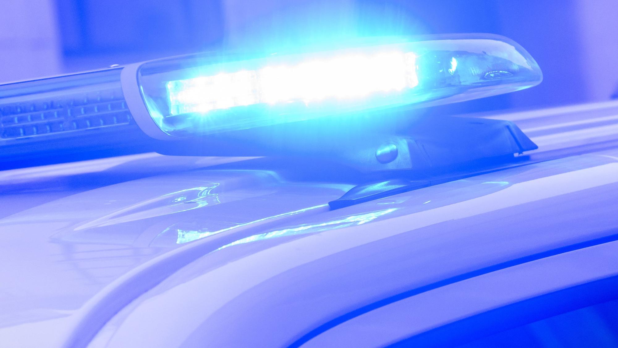 Ein Blaulicht leuchtet auf einem Einsatzfahrzeug der Polizei.